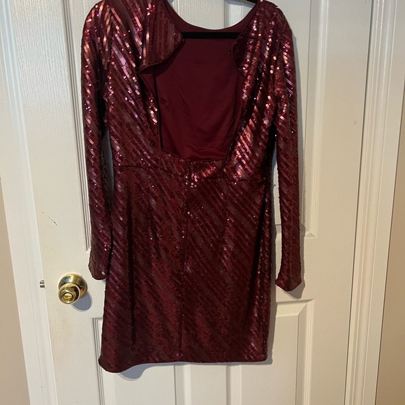 Beautiful, sequin, open back Dynamite dress. Size Large Never worn! - Picture 5 of 6
